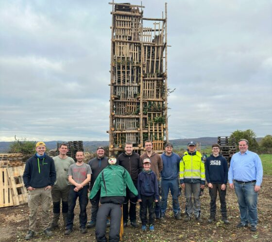 Niederlützinger Martinsfeuer ragt gut 14 Meter in die Höhe – Umzug am kommenden Sonntag